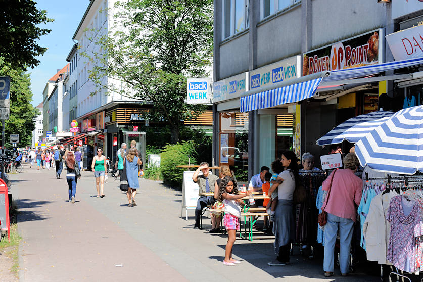 5732 Fuhlsbüttler Strasse - Geschäfte und Passanten. | Fuhlsbüttler Straße - Fuhle, Hamburg Barmbek Nord